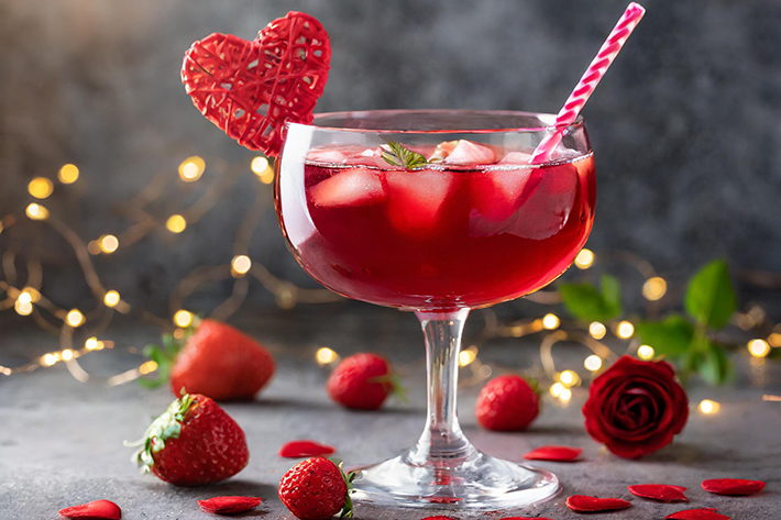 Roter Cocktail mit Deko