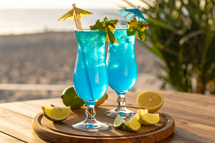 Blue Lagoon Cocktail und andere bunte Drinks
